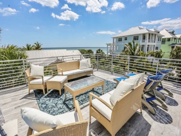 Fort Myers Vacation Home Sleeps Six Guests Walk To Beach