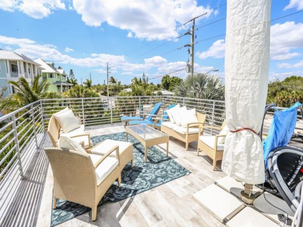 Fort Myers Vacation Home Sleeps Six Guests Walk To Beach