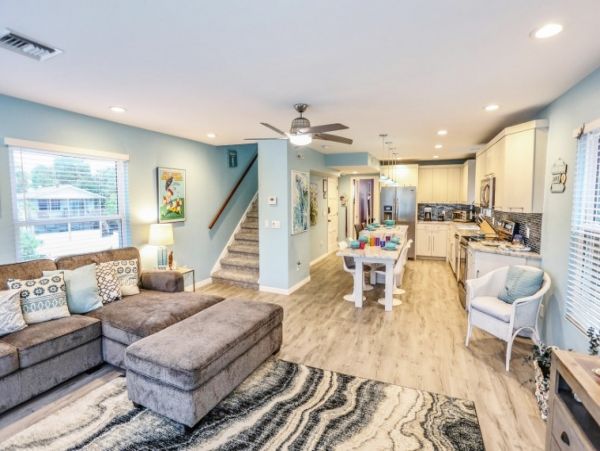 Fort Myers Vacation Home Sleeps Six Guests Walk To Beach