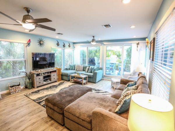 Fort Myers Vacation Home Sleeps Six Guests Walk To Beach