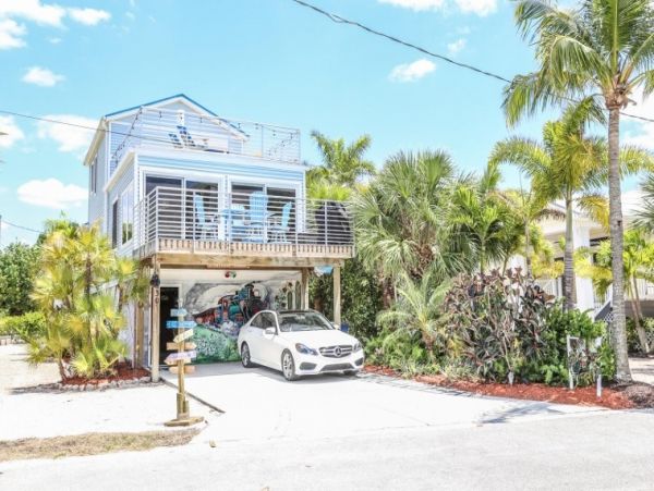 Fort Myers Vacation Home Sleeps Six Guests Walk To Beach