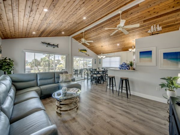 Fort Myers Lovely Rental Home Sleeps Ten Guests ACROSS From The Beach