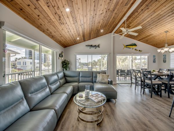 Fort Myers Lovely Rental Home Sleeps Ten Guests ACROSS From The Beach