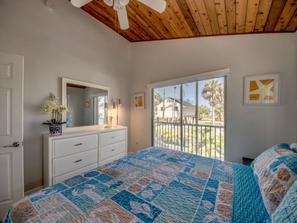 Fort Myers Lovely Rental Home Sleeps Ten Guests ACROSS From The Beach