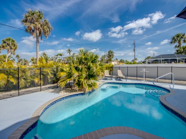 Fort Myers Lovely Rental Home Sleeps Ten Guests ACROSS From The Beach