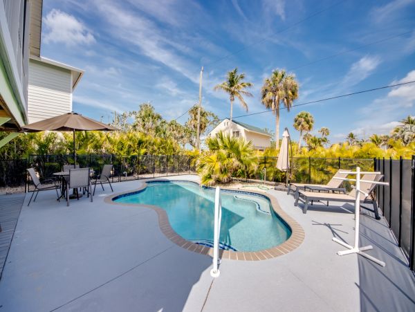 Fort Myers Lovely Rental Home Sleeps Ten Guests ACROSS From The Beach