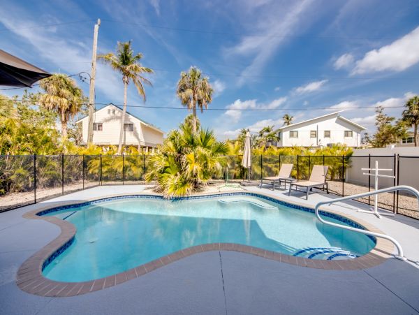 Fort Myers Lovely Rental Home Sleeps Ten Guests ACROSS From The Beach