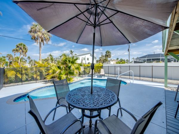 Fort Myers Lovely Rental Home Sleeps Ten Guests ACROSS From The Beach