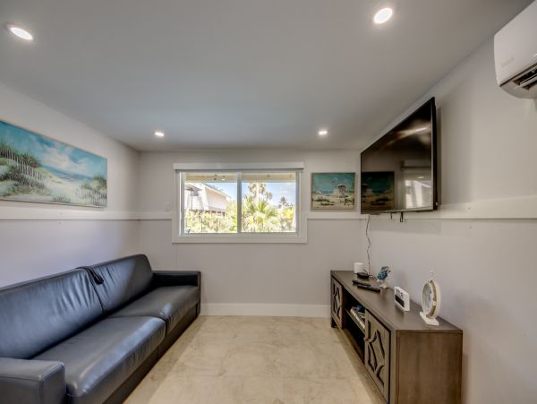 Fort Myers Lovely Rental Home Sleeps Ten Guests ACROSS From The Beach