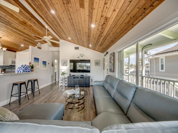 Fort Myers Lovely Rental Home Sleeps Ten Guests ACROSS From The Beach