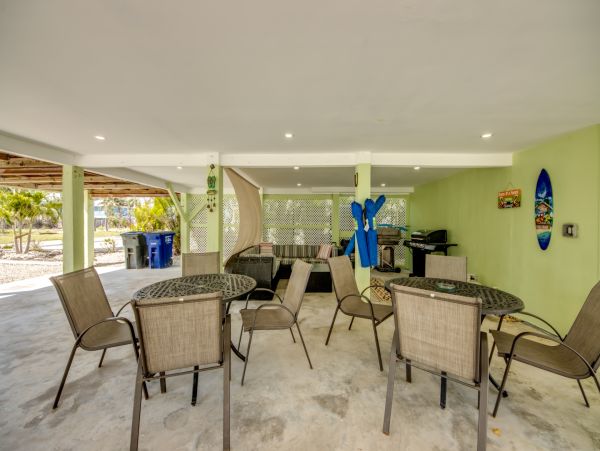 Fort Myers Lovely Rental Home Sleeps Ten Guests ACROSS From The Beach