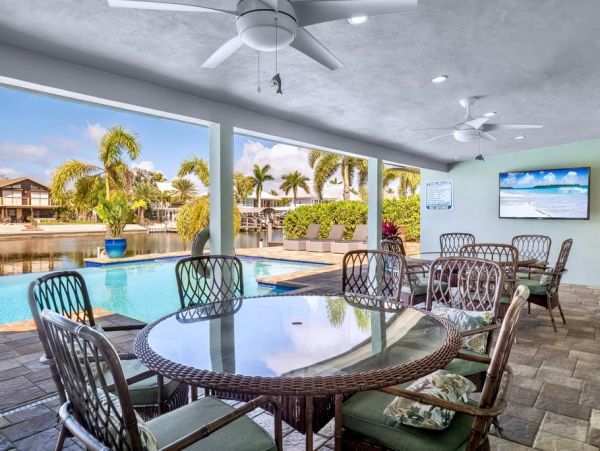 Fort Myers 4 Bedroom Pool Home Canal View Sleeps 12
