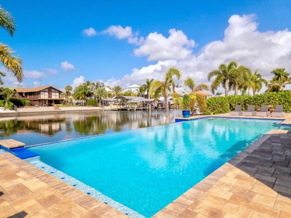 Fort Myers 4 Bedroom Pool Home Canal View Sleeps 12