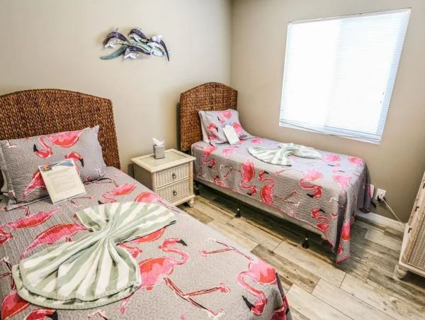 Beautiful Fort Myers Vacation Home 2 Min Walk to Beach
