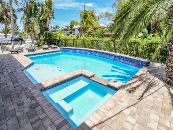 Beautiful Fort Myers Vacation Home 2 Min Walk to Beach