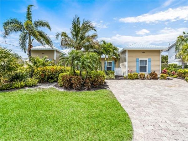 Charming Duplex for Rent on Holmes Beach Sleeps Six Guests