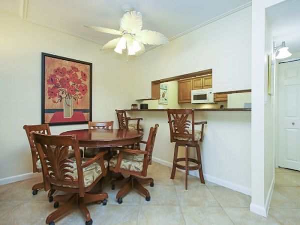 Two Bedroom Walk to Beach Vacation Condo in Sanibel
