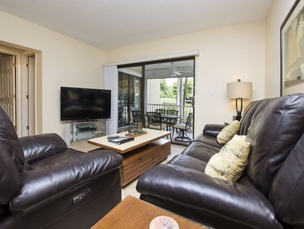 Two Bedroom Walk to Beach Vacation Condo in Sanibel