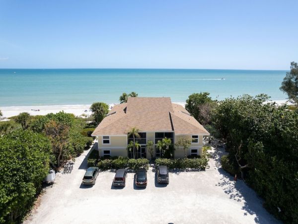 Two Bedroom Walk to Beach Vacation Condo in Sanibel