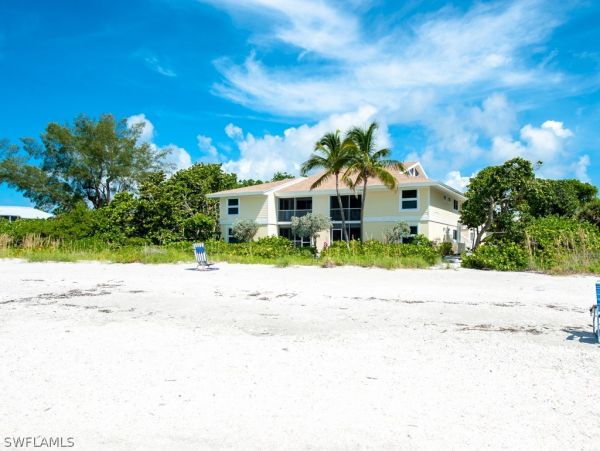 Two Bedroom Walk to Beach Vacation Condo in Sanibel