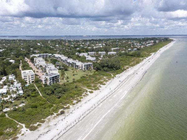Sanibel Vacation Beach Condo with Communal Pool Sleeps 6
