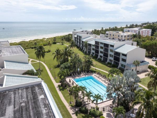 Sanibel Vacation Beach Condo with Communal Pool Sleeps 6