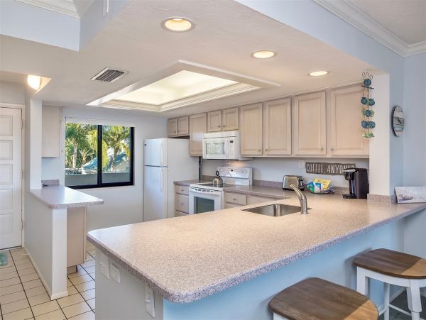 Beachfront Two Bedroom Vacation Condo in Sanibel