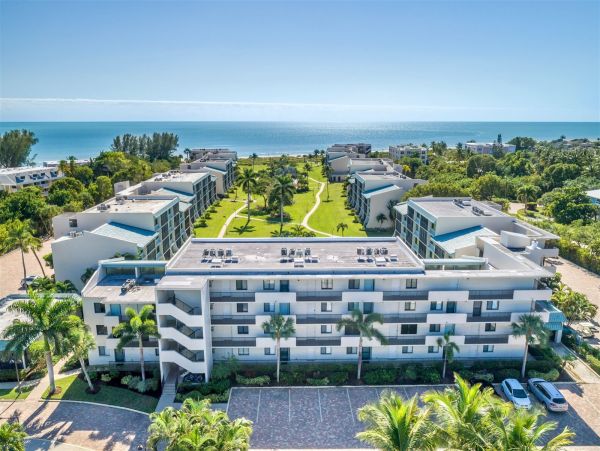 Beachfront Two Bedroom Vacation Condo in Sanibel