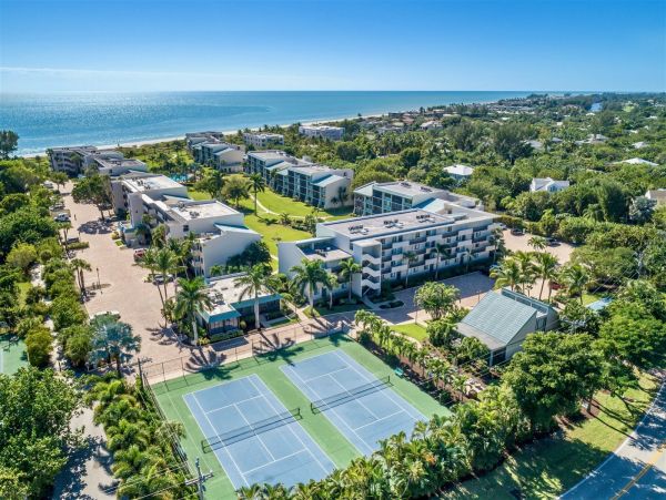 Beachfront Two Bedroom Vacation Condo in Sanibel