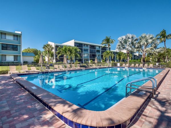 Beachfront Two Bedroom Vacation Condo in Sanibel