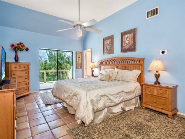 Sanibel Four Bedroom Family Home with Caged Pool  Sleeps 10
