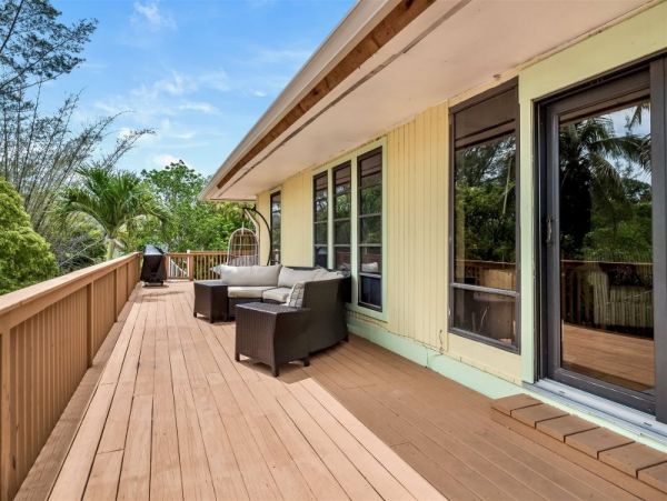 Sanibel Four Bedroom Family Home with Caged Pool  Sleeps 10