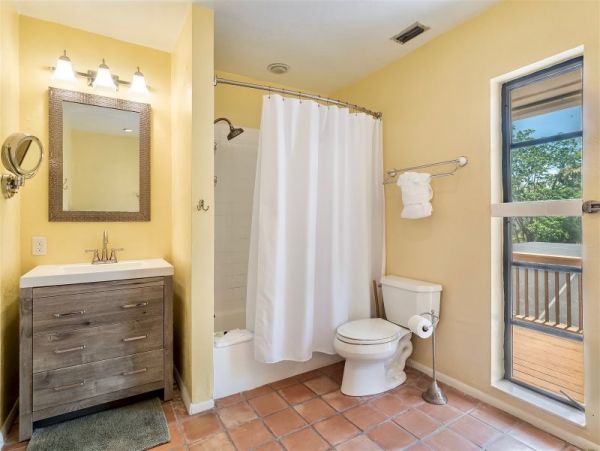 Sanibel Four Bedroom Family Home with Caged Pool  Sleeps 10