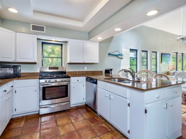 Sanibel Four Bedroom Family Home with Caged Pool  Sleeps 10