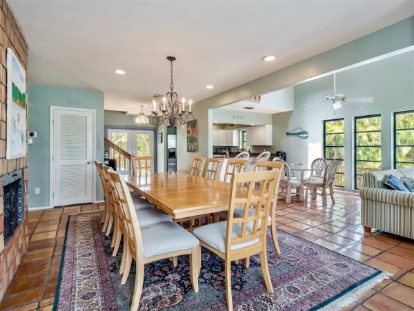 Sanibel Four Bedroom Family Home with Caged Pool  Sleeps 10