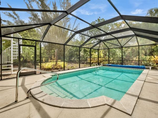 Sanibel Four Bedroom Family Home with Caged Pool  Sleeps 10
