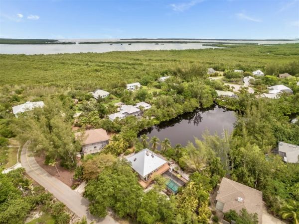 Sanibel Four Bedroom Family Home with Caged Pool  Sleeps 10