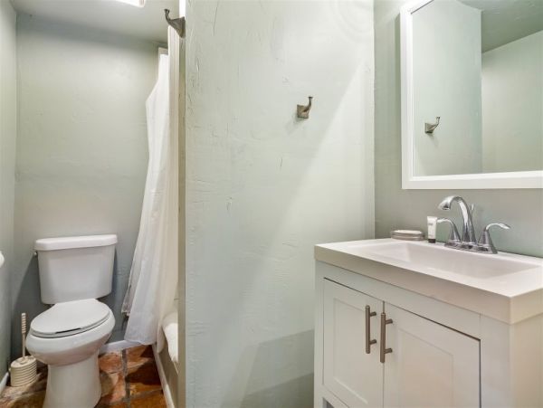 Sanibel Four Bedroom Family Home with Caged Pool  Sleeps 10