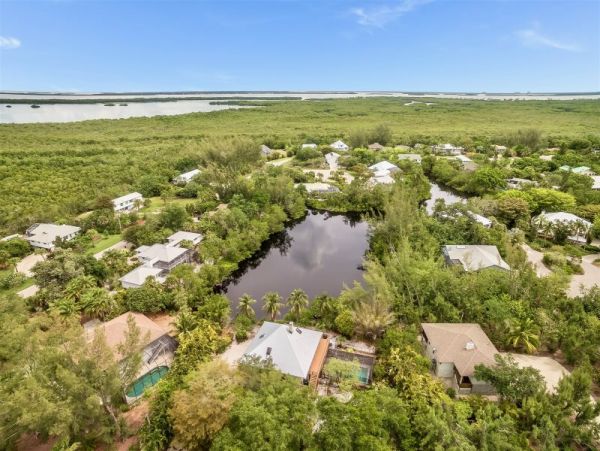 Sanibel Four Bedroom Family Home with Caged Pool  Sleeps 10