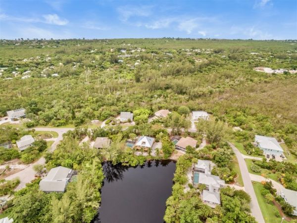 Sanibel Four Bedroom Family Home with Caged Pool  Sleeps 10