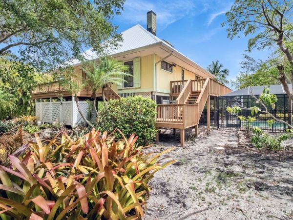 Sanibel Four Bedroom Family Home with Caged Pool  Sleeps 10