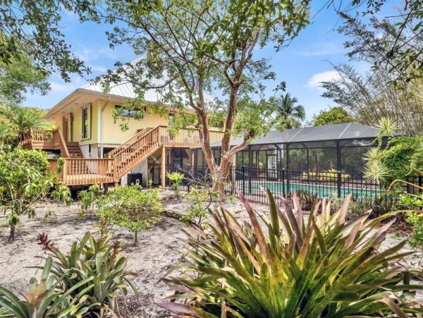 Sanibel Four Bedroom Family Home with Caged Pool  Sleeps 10