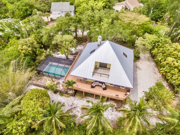 Sanibel Four Bedroom Family Home with Caged Pool  Sleeps 10