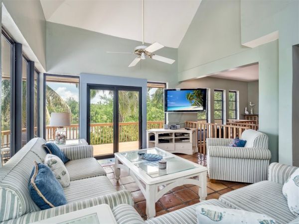 Sanibel Four Bedroom Family Home with Caged Pool  Sleeps 10