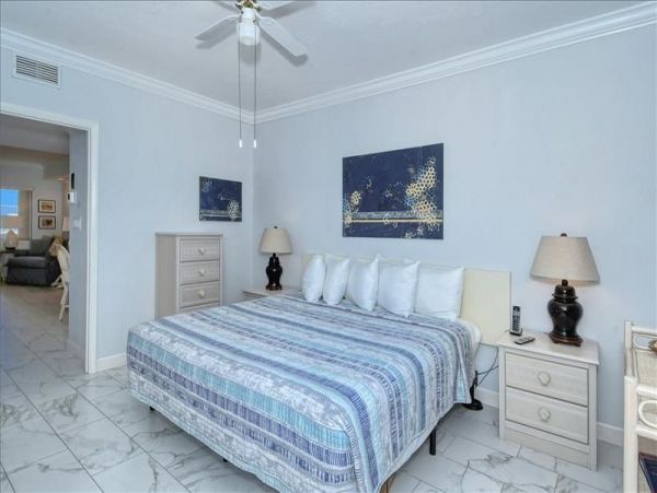 Longboat Key Cozy Vacation Condo Steps from the Beach