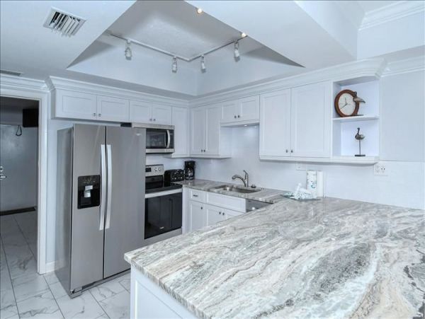 Longboat Key Cozy Vacation Condo Steps from the Beach