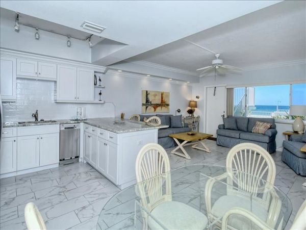Longboat Key Cozy Vacation Condo Steps from the Beach
