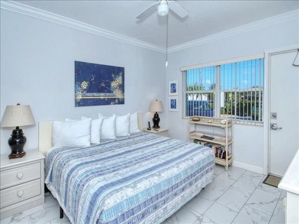 Longboat Key Cozy Vacation Condo Steps from the Beach