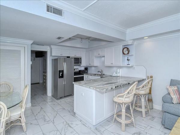 Longboat Key Cozy Vacation Condo Steps from the Beach