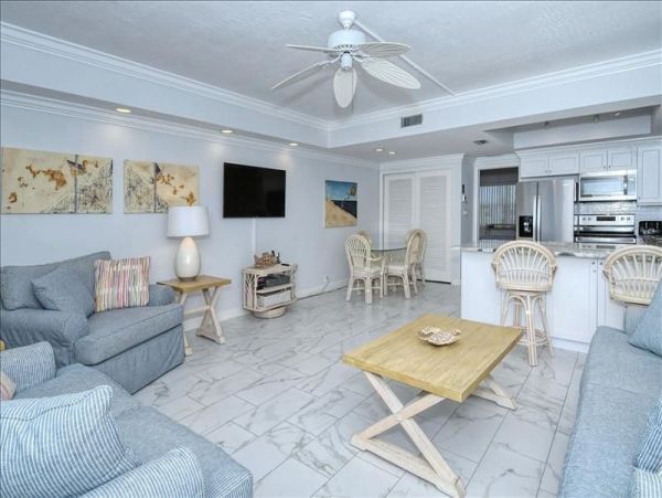 Longboat Key Cozy Vacation Condo Steps from the Beach